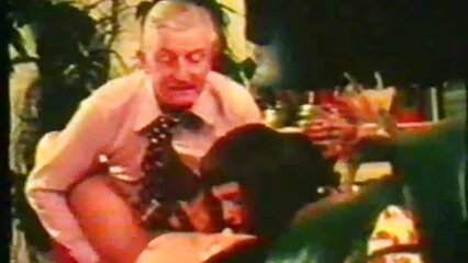 Les mecs blancs film xx français et noirs vont caresser la fille et la caresser avec des bisous