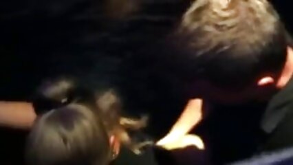 Lors d'une baise en groupe, une femme se fait lécher la chatte et le porno xx 2017 cul en même temps